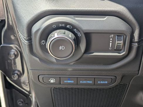 Used 2025 Jeep Wrangler Unlimited Sahara AWD/4WD image 17