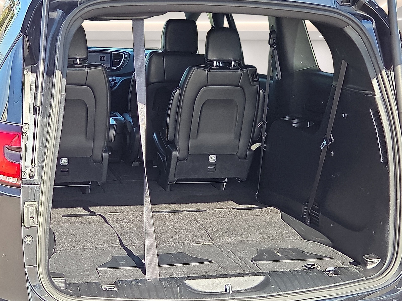 Used 2025 Chrysler Pacifica Select FWD image 8