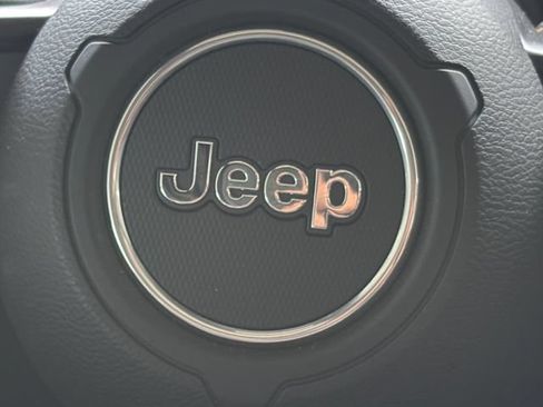 Used 2025 Jeep Gladiator Sport AWD/4WD image 13