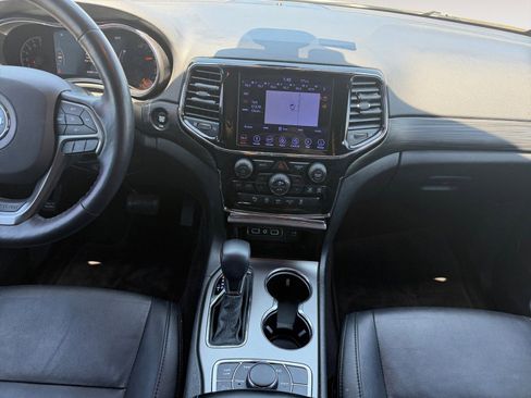 Used 2019 Jeep Grand Cherokee Laredo AWD/4WD image 11