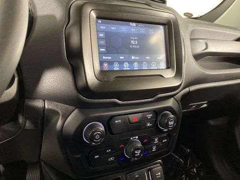 Used 2021 Jeep Renegade Latitude FWD image 32