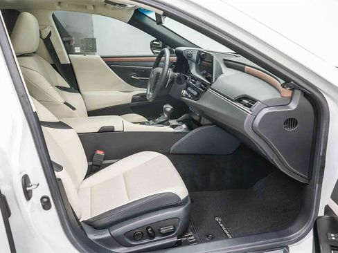 Used 2025 Lexus ES 300h w/ Premium Package image 17