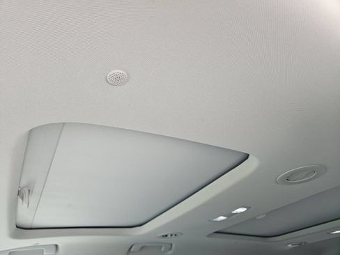 Used 2018 Chevrolet Traverse Premier w/ Driver Confidence II Package FWD image 26