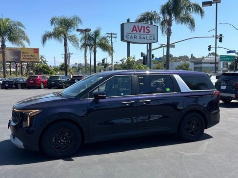 Used 2025 Kia Carnival image 3