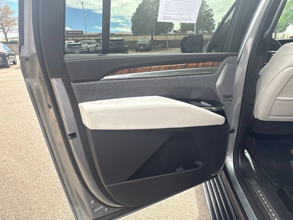 Certified 2025 Cadillac Escalade ESV Sport Platinum RWD image 16