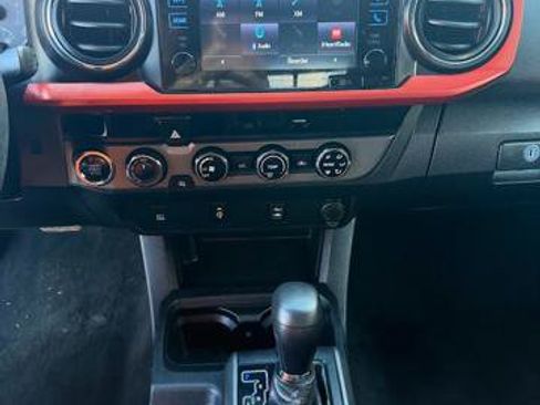 Used 2017 Toyota Tacoma TRD Off-Road w/ Tow Package (A/T) AWD/4WD image 10