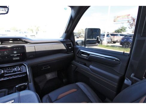 Used 2025 GMC Sierra 2500 AT4 w/ AT4 Premium Plus Package image 8