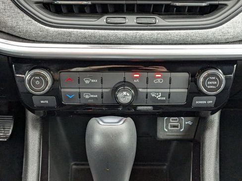 Used 2025 Jeep Compass Latitude image 24