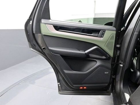 Certified 2025 Porsche Cayenne E-Hybrid Coupe image 13