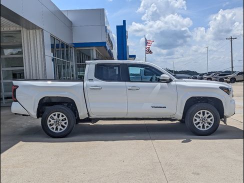 Used 2026 Toyota Tacoma SR5 AWD/4WD image 5