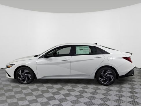 New 2025 Hyundai Elantra SEL image 39