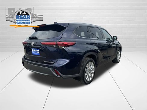 Used 2021 Toyota Highlander Limited AWD/4WD image 3