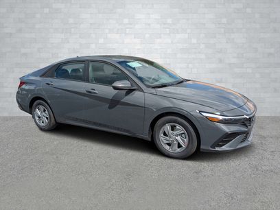New 2025 Hyundai Elantra SE