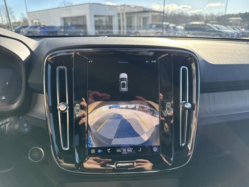 Used 2025 Volvo XC40 B5 Core image 25