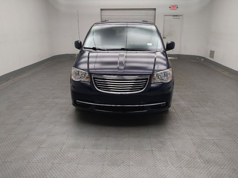 Used 2015 Chrysler Town & Country Touring FWD image 15