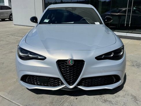 Used 2025 Alfa Romeo Giulia image 3