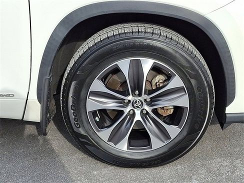 Certified 2021 Toyota Highlander XLE image 8