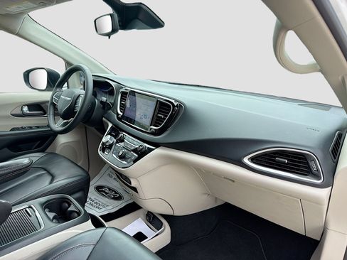 Used 2023 Chrysler Pacifica Touring-L FWD image 30