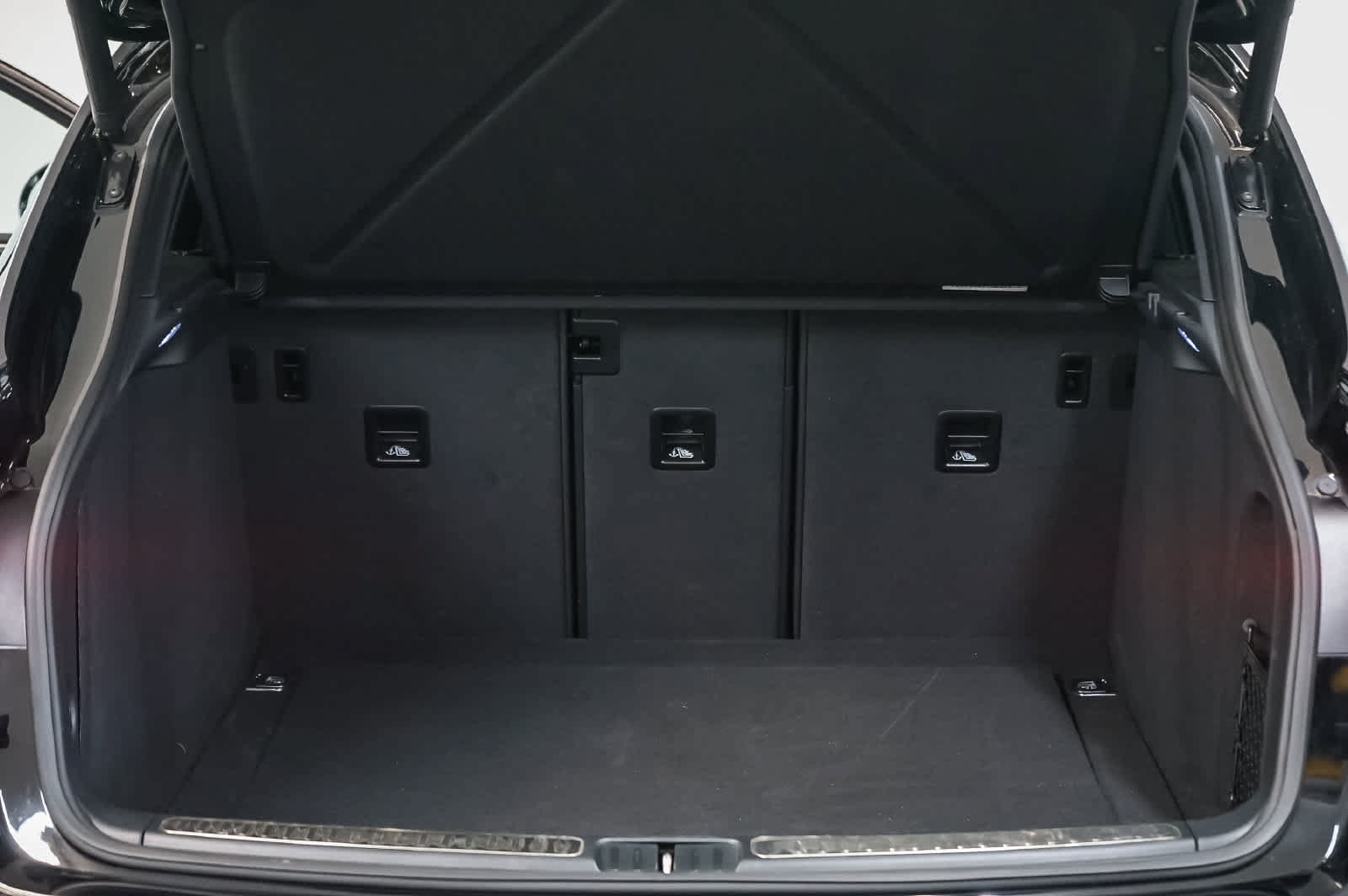 Certified 2024 Porsche Macan AWD/4WD image 32