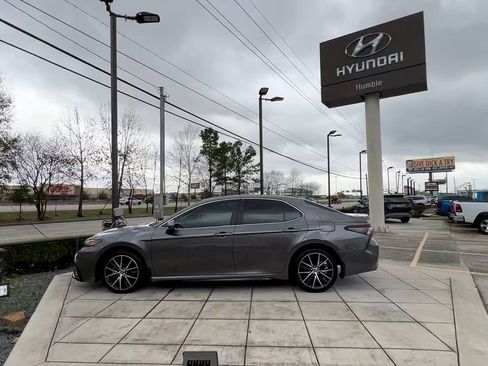 Used 2021 Toyota Camry SE image 3