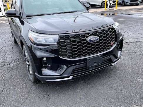Used 2025 Ford Explorer ST AWD/4WD image 3