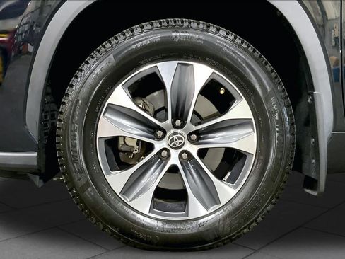 Used 2022 Toyota Highlander XLE AWD/4WD image 11