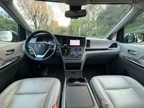 Used 2020 Toyota Sienna XLE image 21