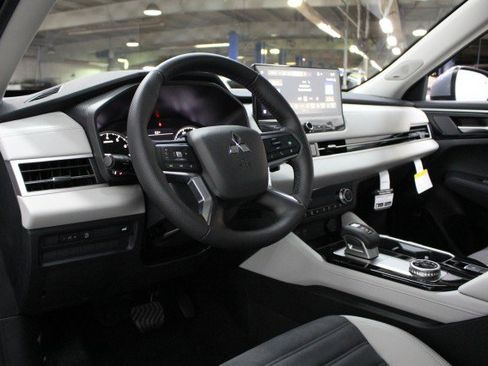 New 2026 Mitsubishi Outlander SE image 5