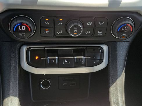 Used 2023 GMC Acadia SLT FWD image 16