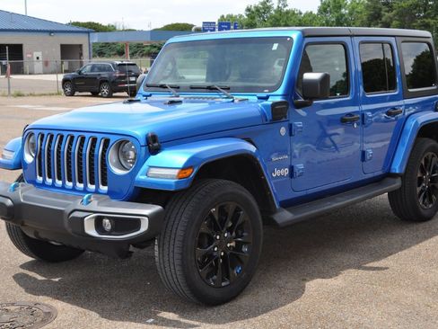 Used 2023 Jeep Wrangler Unlimited Sahara w/ Cold Weather Group AWD/4WD image 5