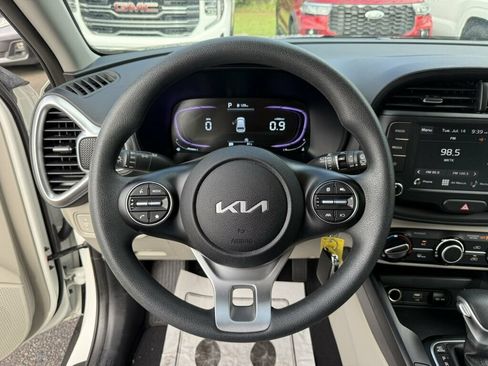 Used 2025 Kia Soul LX w/ LX Technology Package FWD image 5