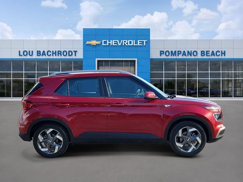 Used 2025 Hyundai Venue SEL FWD image 2