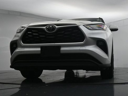 Used 2022 Toyota Highlander XLE AWD/4WD image 19