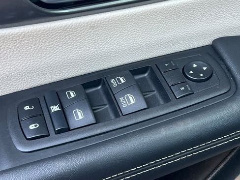 Used 2024 Chrysler Pacifica Touring-L FWD image 14