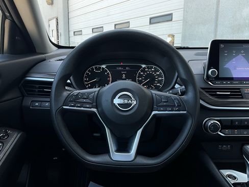 Used 2025 Nissan Altima 2.5 SV image 31