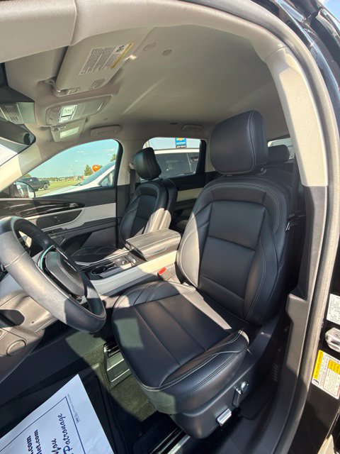 Used 2025 Lincoln Nautilus Premier AWD/4WD image 11