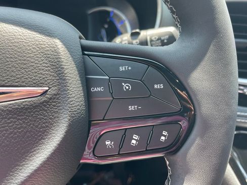 Used 2022 Chrysler Pacifica Limited w/ Uconnect Theater Family Group FWD image 15