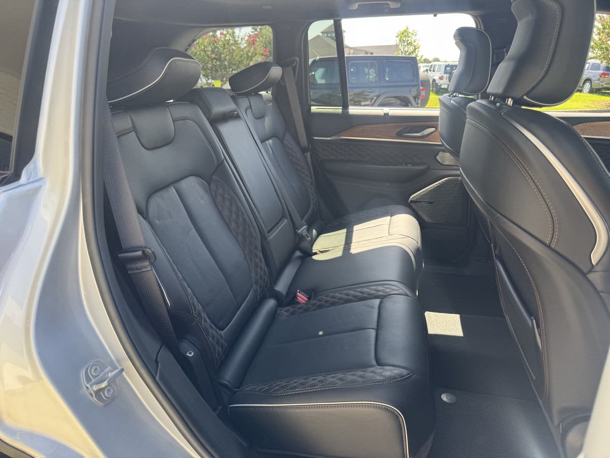 Used 2025 Jeep Grand Cherokee Summit AWD/4WD image 13