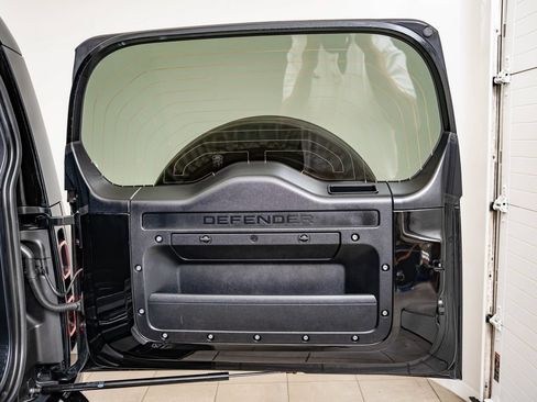 Used 2025 Land Rover Defender 130 V8 AWD/4WD image 22