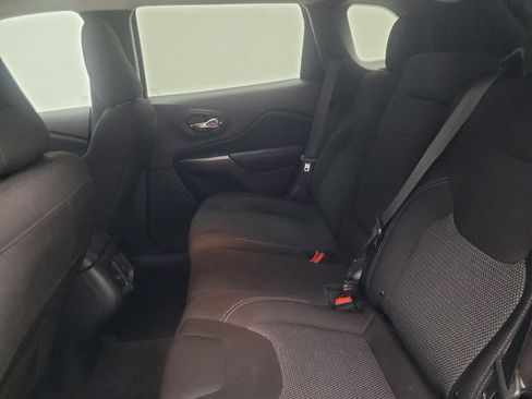 Used 2019 Jeep Cherokee Latitude w/ Popular Appearance Group FWD image 18
