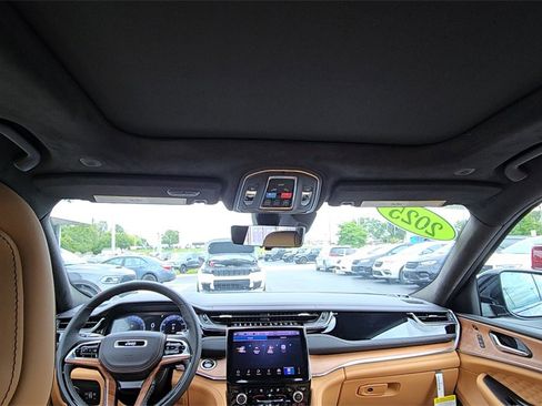 New 2025 Jeep Grand Cherokee Summit image 22