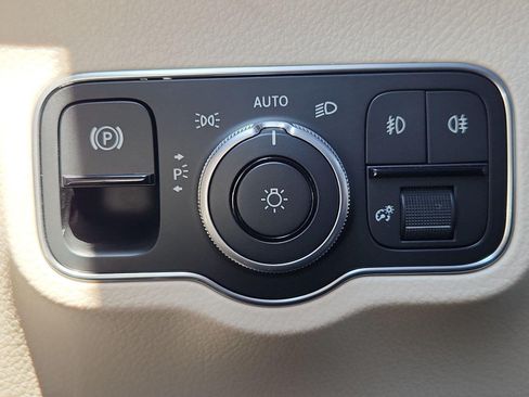 Used 2025 Mercedes-Benz GLB 250 image 7