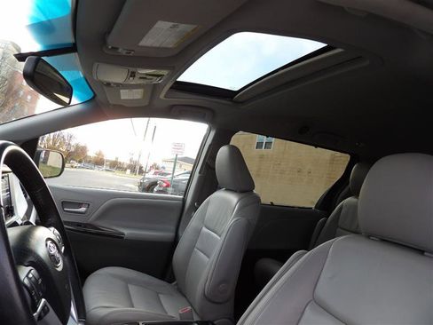 Used 2017 Toyota Sienna XLE image 30