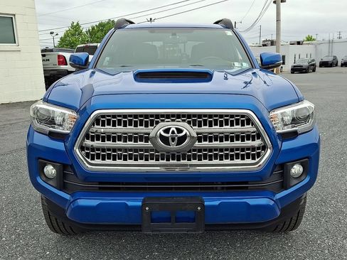 Used 2017 Toyota Tacoma TRD Sport w/ Premium & Technology Package AWD/4WD image 2
