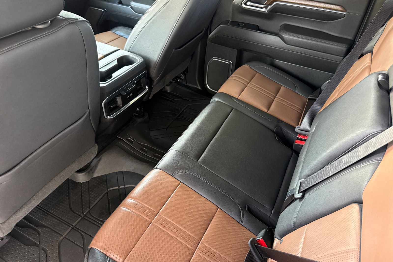 Used 2024 Chevrolet Silverado 1500 High Country w/ High Country Premium Package AWD/4WD image 6