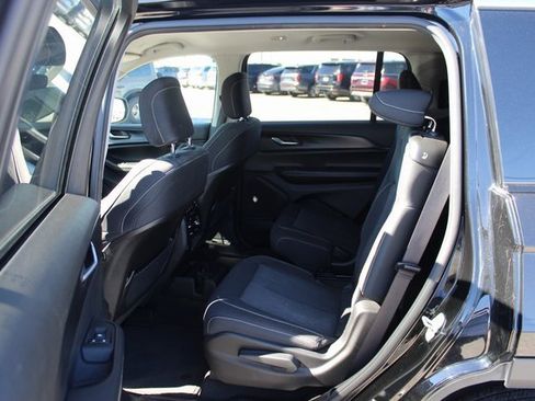 Used 2023 Jeep Grand Cherokee L Laredo image 16