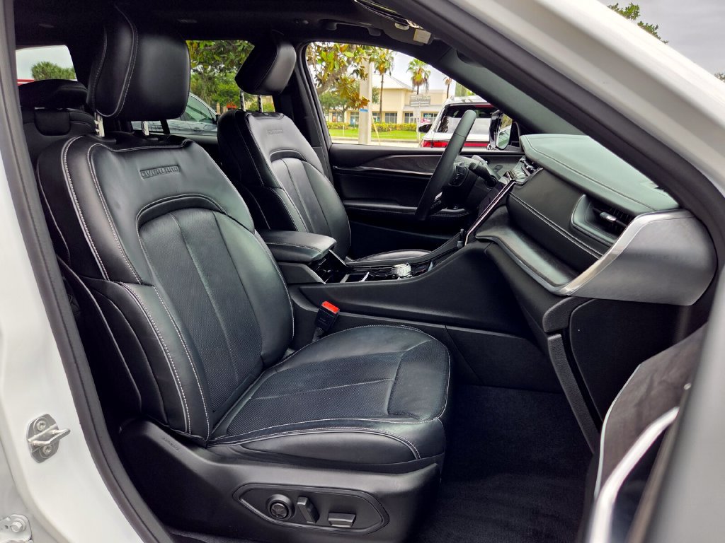 Used 2023 Jeep Grand Cherokee Overland AWD/4WD image 17