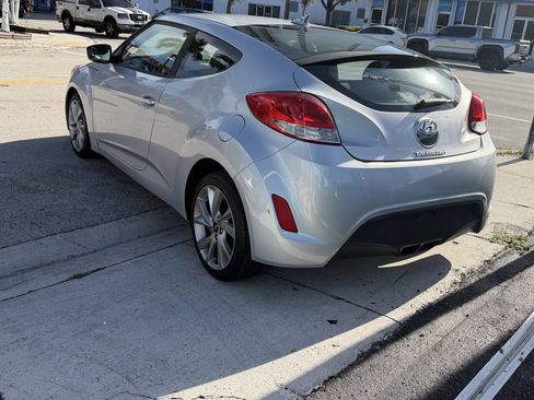 Used 2017 Hyundai Veloster FWD image 8