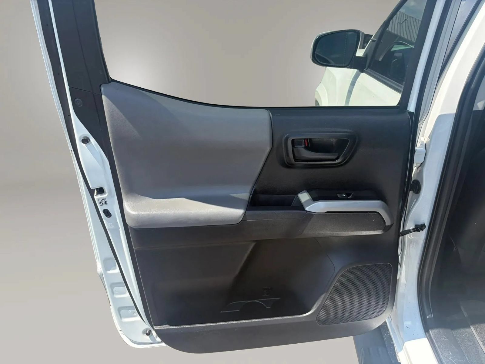 Used 2019 Toyota Tacoma SR5 AWD/4WD image 25