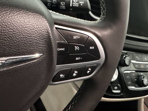 Used 2024 Chrysler Pacifica Limited FWD image 6